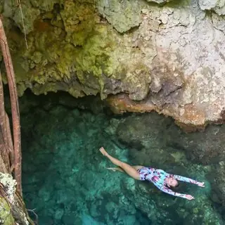 Baignade dans une grotte naturelle