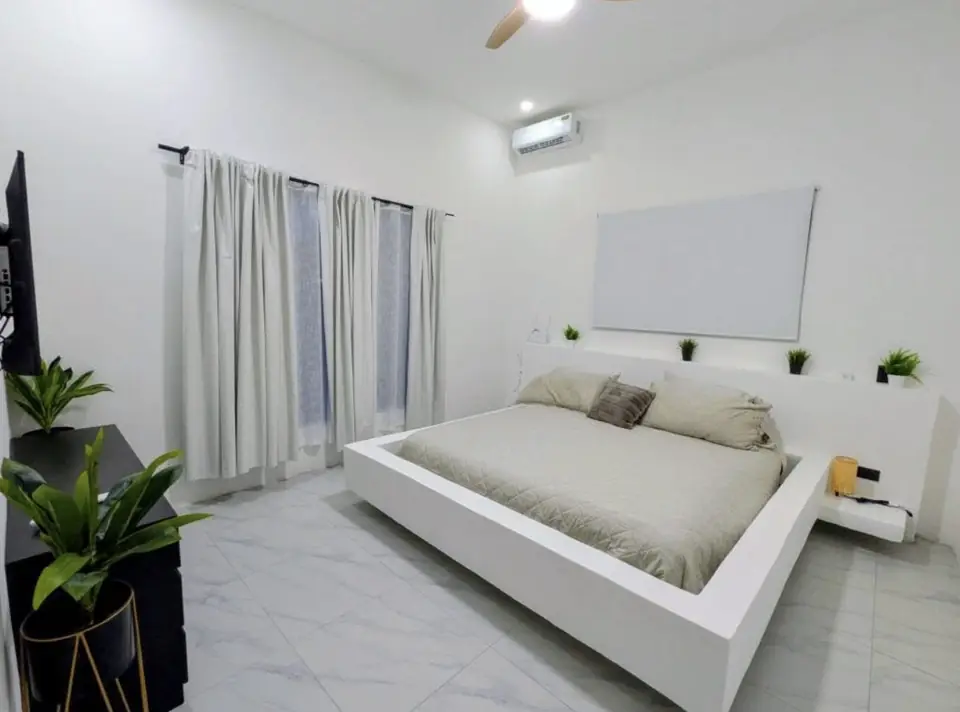 Une chambre avec lit king